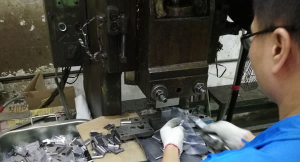 提倡天道酬勤,勤能補拙觀念，提高東莞合頁,東莞鉸鏈,東莞不銹鋼合頁的生產(chǎn)能力