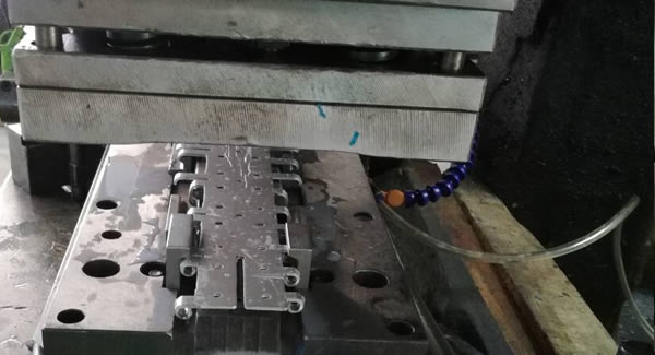 精業(yè)求精、用心生產(chǎn)高品質(zhì)高效率的東莞合頁,東莞鉸鏈,東莞不銹鋼合頁