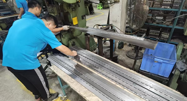 合頁(yè)的平直順，穩(wěn)定與和諧的象征|廣有五金&東莞合頁(yè)